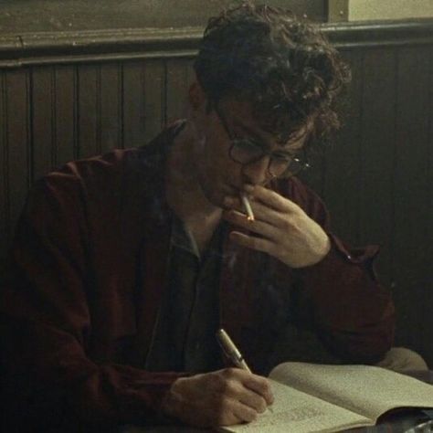 Journalist Aesthetic Man, Male Journalist Aesthetic, Journalist Pose Reference, Male Writer Aesthetic, Dark Academia Films, Chaotic Academia Aesthetic, Kill Your Darlings, Male Pose Reference, Chaotic Academia