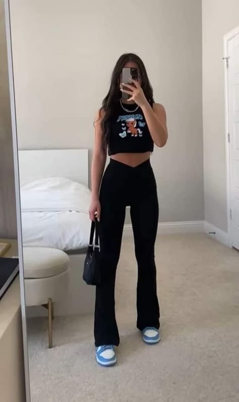 Fit And Flare Leggings Outfit, Flared Leggings With Jordans, Flare Leggings With Jordans, Dunks With Leggings Outfits, Flair Leggings Outfit Casual, Cute Flare Legging Outfits, Flare Pants Outfit Summer, Flare Leggings Outfit Summer, Flared Leggings Outfit Summer