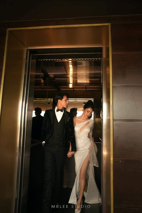 Wedding Photos Elevator, Hotel Lobby Aesthetic Photoshoot, Wedding Photo Ideas Hotel, Wedding Elevator Picture, Elevator Engagement Photoshoot, Elevator Wedding Photoshoot, Elevator Couple Photos, Elevator Wedding Photo, Couple Elevator Pics