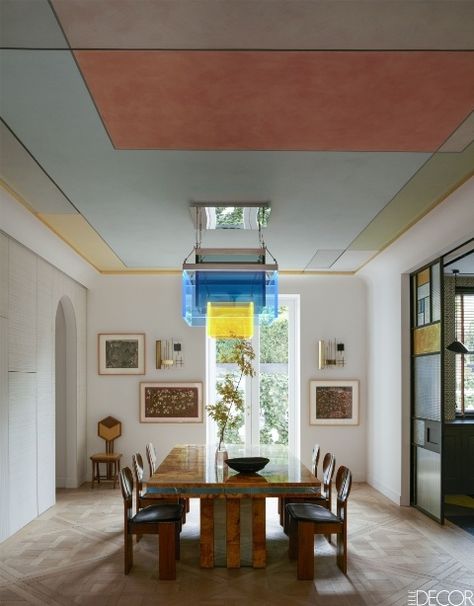 This London townhouse ditched one color for their ceiling and instead opted for a geometric styled ceiling with a peach colored area standing out. Dining Room Ceiling Design, Sofas Vintage, London Townhouse, The World Of Interiors, Clarence House, Colored Ceiling, Ceiling Ideas, Living Room Ceiling, Painted Ceiling