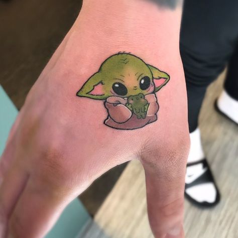 Tattoo Grogu Tattoo, Baby Yoda Tattoo, Yoda Tattoo, Picture Tattoos, Body Art Tattoos, I Tattoo, Hand Tattoos, Tattoos For Women, Tatting