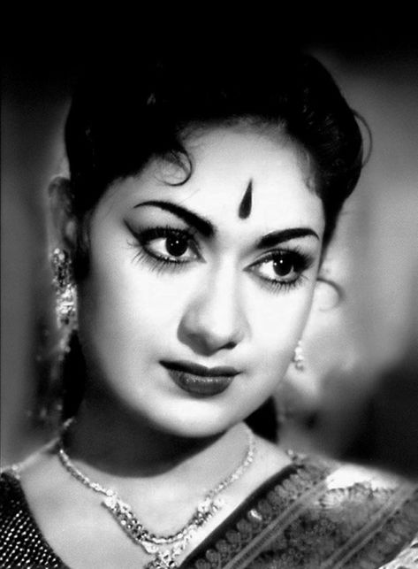 Old Film Stars, New Images Hd, Indian Women Painting, Actress Wallpaper, Popular Actresses, Friend Poses Photography, Indian Film, Vintage Bollywood, Actors Images