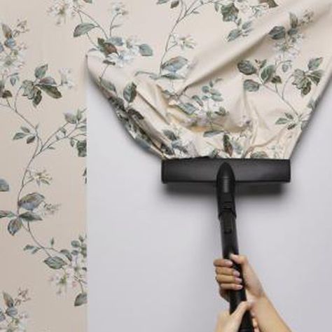 Take off wallpaper quickly with a homemade solution. Taking Off Wallpaper, Homemade Wallpaper, How To Remove Wallpaper, Painting Over Wallpaper, Removing Old Wallpaper, Remove Wallpaper, Stripped Wallpaper, Astuces Diy, Up House