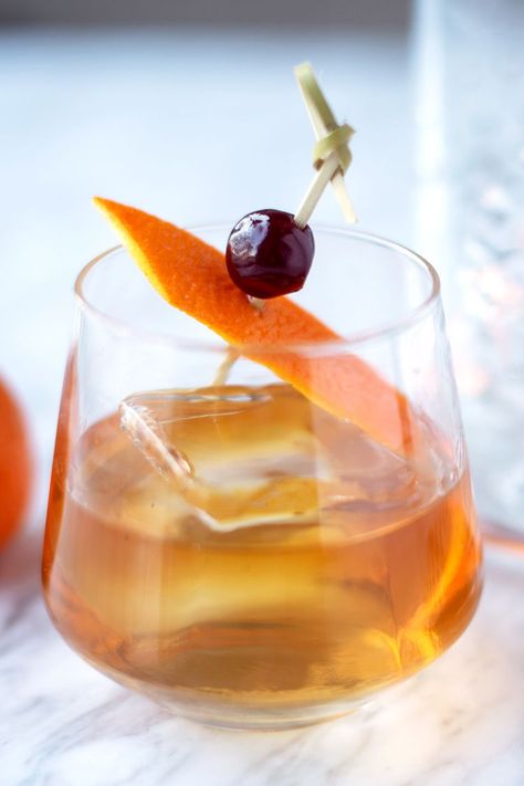 Apricot and Ginger Give This Whiskey Sour Sweetness and Spice Twist Recipes, Whiskey Sour Cocktail, Bourbon Cocktail Recipe, Whiskey Smash, Bourbon Drinks, Ginger Syrup, Sour Cocktail, Best Cocktail Recipes, Honey Syrup