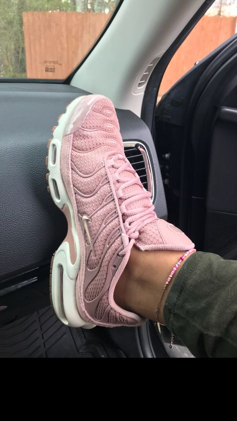 Air max plus Nike Tns, Nike Shoes Women Fashion, Sneakers Fashion Outfits, Cute Nikes, Girly Shoes, Hot Shoes, Girls Sneakers, Crazy Shoes, Pretty Shoes