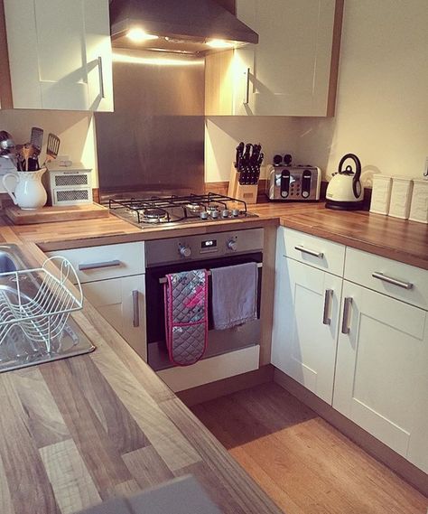 Kitchen Cottage Kitchen Design, Wood Worktop, Small Cottage Kitchen, Cottage Style Kitchen, Cream Kitchen, Farmhouse Kitchen Remodel, Cottage Kitchens, Kitchen Diner, Kitchen Inspo