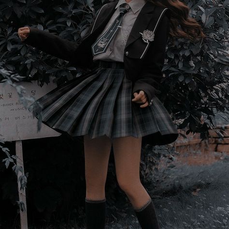 Slytherin Girl Outfit, Slytherin Uniform Female, Slytherin Inspired Outfits, Hogwarts School Uniform, Ravenclaw Uniform, School Uniform Ideas, Slytherin Uniform, Harry Potter Uniform, Slytherin Costume