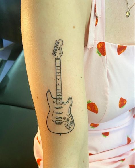 Guitar Finger Tattoo, Fender Stratocaster Tattoo, Dainty Guitar Tattoo, 80s Rock Tattoo Ideas, Tiny Guitar Tattoo, Aesthetic Music Tattoos, Indie Music Tattoo, Gutair Tattoos, Minimalist Guitar Tattoo