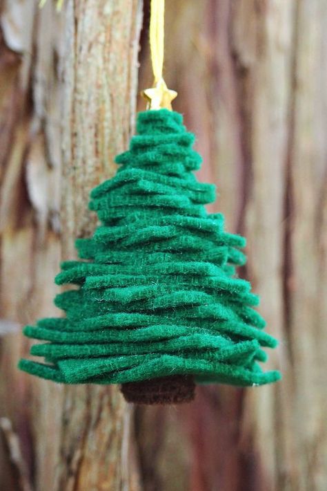 hello, Wonderful - EASY DIY FELT CHRISTMAS TREE ORNAMENT Christmas Crafts To Sell Handmade Gifts, Scratch Book, Gifts Drawing, Diy Felt Christmas Tree, Christmas Crafts To Sell, Christmas Crafts For Toddlers, Picture Ornaments, Diy Ornament, Felt Tree