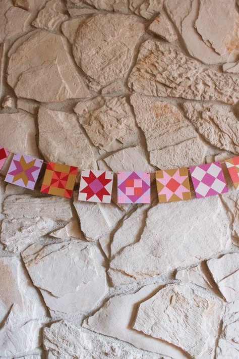 DIY Valentine's Day Decor: Painted Quilt Block Garland — Entertain the Idea Bedroom Garland Ideas, Diy Sewing Decor, Mini Quilt Projects, Sewing Christmas Garland, Retro Christmas Decorations Diy, Diy Home Decor Gifts, Vintage Diy Christmas Decor, Quilted Garland, Birthday Garland Diy