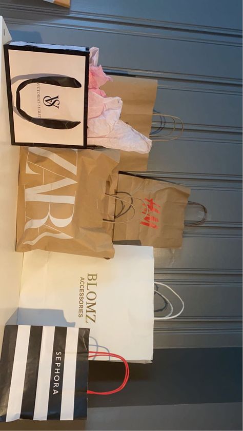 #shopping #victoriasecret #hm #zara #harrypotterwarnerbrosstudio #blomz #sephora Shopping Aesthetic Bags, Shopping Bags Aesthetic, H&m Logo, Package Aesthetic, Zara Aesthetic, H&m Shopping, Weekend Aesthetic, Sephora Bags, Sephora Bag