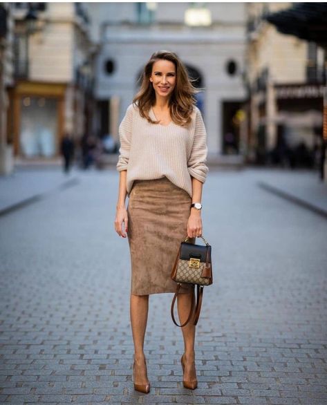 Khaki Skirt Outfits, Alexandra Lapp, Beige Knit Sweater, Fancy Skirts, Pencil Skirt Outfits, Outfit 2022, Beige Outfit, Moda Chic, Skirt Outfit