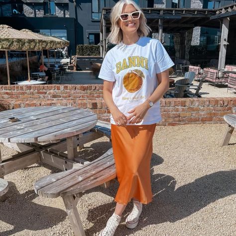 @ruthberginmakeupartist rocking our ‘Yaella’ orange slip skirt 🤩🍊🧡 Orange Silk Skirt Outfit, Orange Skirt Outfit Ideas, Colorful Aesthetic Outfits, Orange Skirt Outfit, Slip Skirt Outfit, Silk Skirt Outfit, Style Themes, Skirt Outfit Ideas, Graphic Tee Outfits