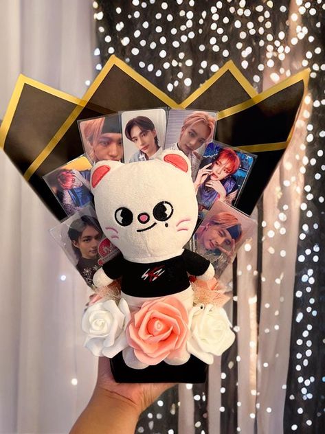 Custom Skzoo Kpop Bouquet with Idol Photocards and Foam Roses. Kpop Birthday Present Ideas, Skzoo Bouquet, Stray Kids Bouquet, Photo Card Bouquet, Skz Bouquet, Kpop Flower Bouquet, Kpop Present Ideas, Photocard Bouquet, Kpop Bouquet