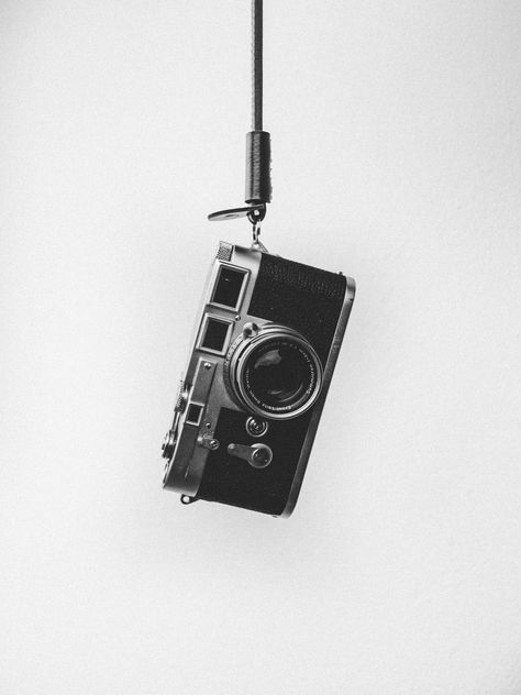 Photo By Leonard Rb | Unsplash #bitcoin #ibanezguitars #videoediting #tutorialpinturadigital #pinturadigital Vintage Camera Photography, Camera Pictures Image, Camera Wallpaper Photographers, Picture Of A Camera, Cameras Aesthetic, Vintage Camera Aesthetic, Camera Collage, Camera Black And White, Black And White Camera