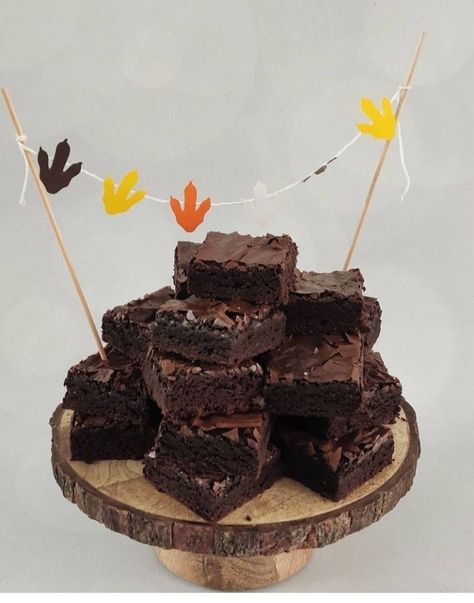 Baby Shower Brownies, Brownie Tower, Birthday Cake Brownies, Birthday Brownies, Grey Bed, Baby Shower Brunch, Cooking Recipes Desserts, Brownies, Cake Decorating