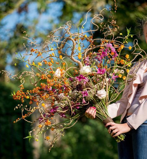 Hanneke Frankema Floral Mechanics, Modern Wedding Bouquets, Modern Floral Arrangements, Floral Art Arrangements, Floristry Design, Flower Factory, Unique Floral Arrangements, Floral Art Design, Unique Bouquet