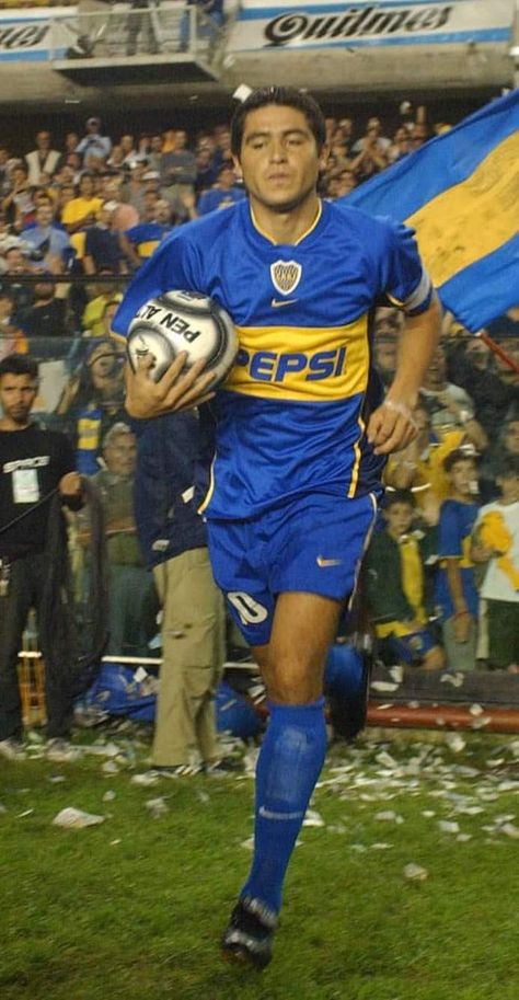 Juan Román Riquelme el último grande.. Moving To Barcelona, Best Nba Players, Football Photography, Ronaldo Football, Good Soccer Players, Football Icon, Football Poster, World Football, Football League