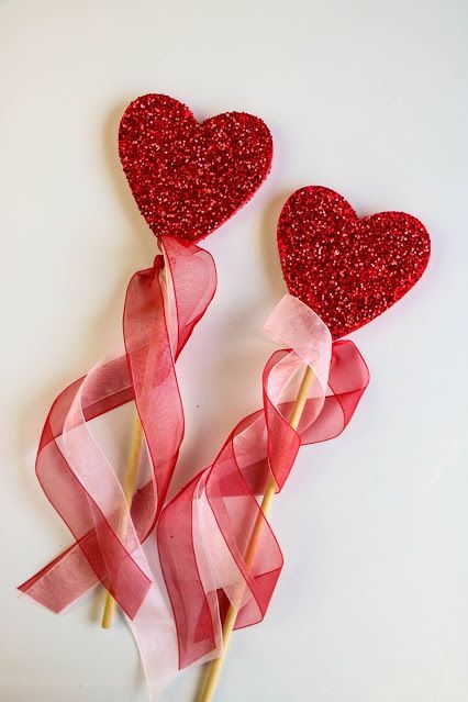 How to Make a Cute Valentine's Day Heart Wand #Valentines #ValentinesDay #Valentinescraft #kidscrafts #heartwand #heartcraft Valentines Costume Ideas Diy, Heart Costume Diy, Valentine’s Day Costume, Valentine Sucker Ideas, Diy Cupid Wings, Cupid Diy, Valentines Day Costume, Diy Cupid Bow And Arrow, Heart Wand Diy