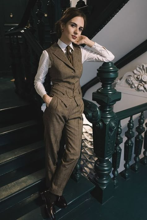 Dark Witch Academia Outfit, Dark Academia Work Outfit, Female Suit Aesthetic, 1920s Fashion Women Casual, Detective Uniform, Suits Aesthetic, Modern Victorian Fashion, Masc Outfits For Women, English Suit