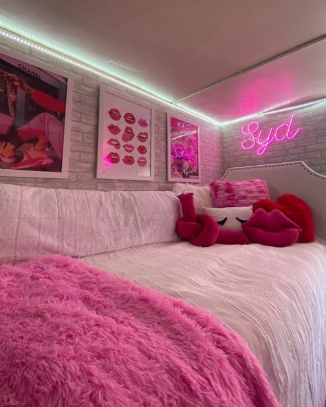 dormify | the way i would simply never leave my bed if it looked this good @sydweintraub | Instagram Dorm Room Ideas Light Pink, Room Ideas Light Pink, College Dorm Room Pink, Pink Dorm Room Ideas, Teen Room Ideas, Pink Dorm Room Decor, Luxury Dorm Room, Dorm Room Themes, Pretty Dorm Room