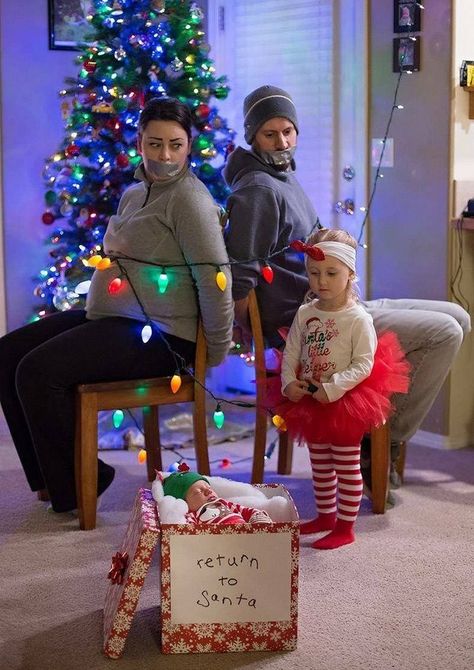 33 Remarkable Pics That Will Entertain and Amuse You - Funny Gallery Funny Family Christmas Cards, Funny Christmas Photos, Creative Christmas Cards, Photo Bb, Christmas Baby Pictures, Funny Christmas Pictures, Christmas Family Photoshoot, Baby Christmas Photos, Xmas Photos