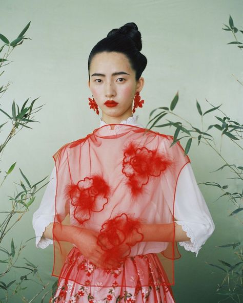 Leslie Zhang, 가을 패션, Mode Inspiration, Photography Inspo, Costume Design, Chinese Style, Red Flowers, Fashion Photo, Editorial Fashion