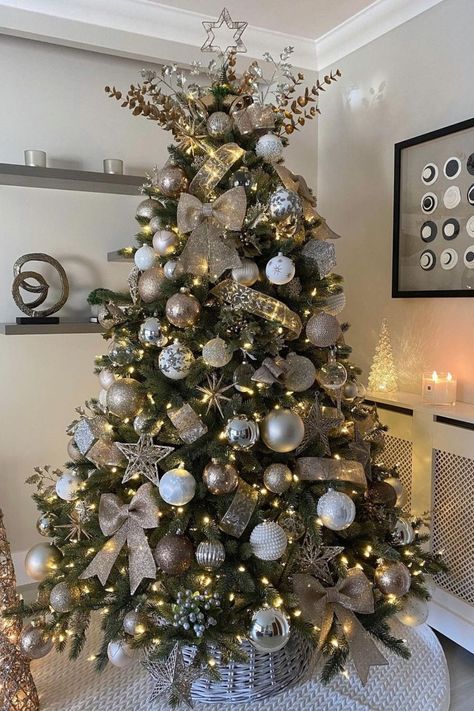 Gold And Silver Tree Decorations, Unique Christmas Trees Themes Ideas, How To Design Christmas Tree, Christmas Tree With Silver Ornaments, Xmas Trees Ideas Decoration, Little Christmas Tree Ideas, Xmas Tree Decorations Ideas, Chrismast Decoration Ideas, Cute Christmas Tree Ideas