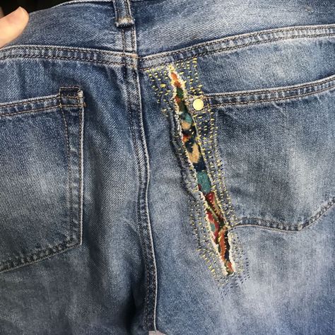 Visible Mending Jeans, Återvinna Jeans, Mending Clothes, Visible Mending, Diy Vetement, Repair Clothes, Denim Ideas, Pola Sulam, Denim Crafts