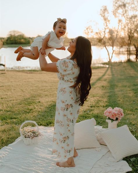 One Year Birthday Photoshoot for baby Athena🌷🧺 I met Athena when she was still in her mommy’s belly during “mom’s maternity session” It was so special getting to see her now for her one year photoshoot. I will forever be grateful that you all allow me to share these milestones with y’all 🫶🏻📸 Location: Samuell Farm Park _______________________________________________ #bdelbosquephotography #dfwphotographer #birthdaygirl #birthdayphotoshoot #dfwphotography #mesquitephotographer #outdoors #pi... Mommy And Me First Birthday Photo Shoot, One Year Birthday Photoshoot, Photoshoot For Baby, One Year Photoshoot, Bday Shoot, One Year Birthday, Old Outfits, First Birthday Photos, Barbie Party