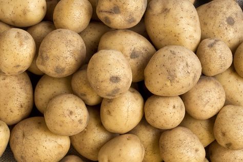 This Simple Trick Will Change How You Prep Potatoes Potatoes Aesthetic, Potato Aesthetic, Potato Quotes, Creamy Scalloped Potatoes, Healthy Eating Quotes, Salads For A Crowd, Fresh Potato, Raw Potato, Christian Birthday