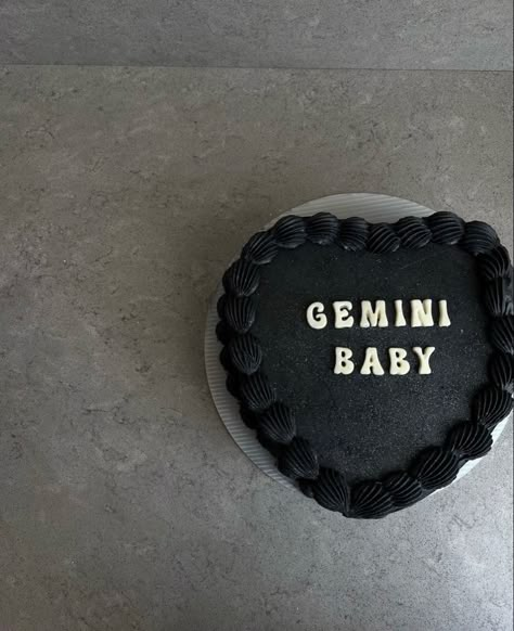 Black Gemini Cake, Gemini Birthday Aesthetic, Birthday Photoshoot Ideas Gemini, Gemini Birthday Cake Ideas, Gemini Bday Cake, Gemini Season Aesthetic, Gemini Szn Photoshoot, Gemini Cake Aesthetic, Heart Cake Gemini