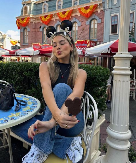 Disneyland Aesthetic Outfit, Disneyland Aesthetic, Disney Poses, Disney Outfits Women, Disney Trip Outfits, Theme Park Outfits, Disney Fits, Disneyland Photos, Cute Disney Outfits