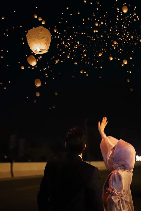 Saira Core Aesthetic, Islam Marriage, Floating Lanterns, Stile Hijab, Muslim Couple Photography, Love In Islam, Cute Muslim Couples, My Kind Of Love, Muslimah Aesthetic