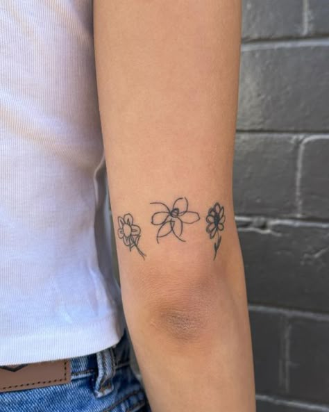 Grandparents Tattoo, Grandma Tattoos, Arm Tattoos Drawing, Cute Simple Tattoos, Tattoos Inspo, Bee Tattoo, Discreet Tattoos, Girly Tattoos, Dainty Tattoos