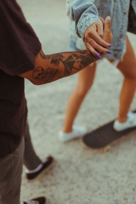 Details. Tattoos. Skate. Couple. Lovers. Skate Board Couple Photoshoot, Skate Couple Photoshoot, Tattoo Couple Photoshoot, Skate Park Couple Photoshoot, Skate Park Family Photos, Grunge Couple Photoshoot, Vans Photoshoot, Skater Couple Aesthetic, Skate Couple