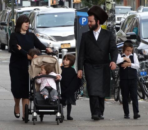 Hasidic Vs Orthodox: What’s The Difference? | The Hasidic World Jewish Woman Clothing, Jewish Clothing, Jewish Women, Jewish Culture, Jewish History, Pennsylvania Dutch, World Religions, Jewish People, New Yorker