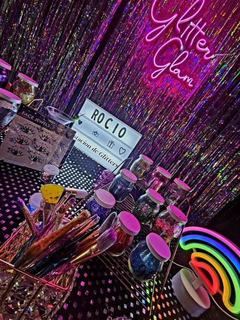 Girls And Glitter Party, Birthday Party Karaoke, Y2k Table Decor, Glitter Bday Party, Gliter Bar Stand, Glitter Bar Party, Karaoke Party Ideas Decoration, Bday Party Theme Ideas, Glitter Bar Ideas