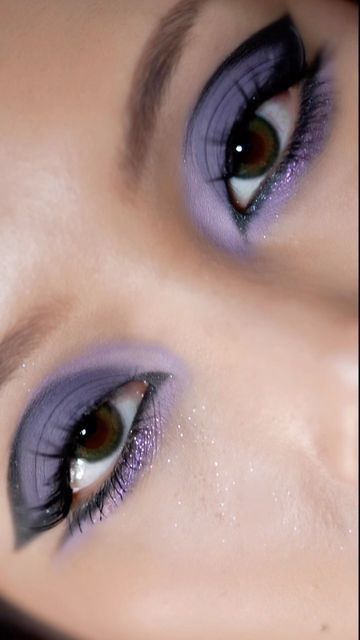 Casual Purple Eyeshadow, Eye Makeup For Purple Hair, The Love Witch Makeup Purple, Purple 60s Makeup, Cute Colorful Makeup Looks, Eyeshadow Makeup Ideas, Rapunzel Eye Makeup, Ombré Eyeshadow, Cool Lip Makeup