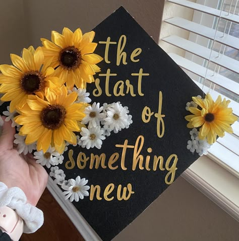 Boho Graduation Cap, Yellow Grad Cap Ideas, Hufflepuff Graduation Cap, Cute Grad Cap Ideas High Schools, Graduation Cap Designs Yellow, College Graduation Cap Decoration Social Work, Graduation Cap Sunflower Ideas, Sunflower Graduation Cap, Graduation Cap Sunflower