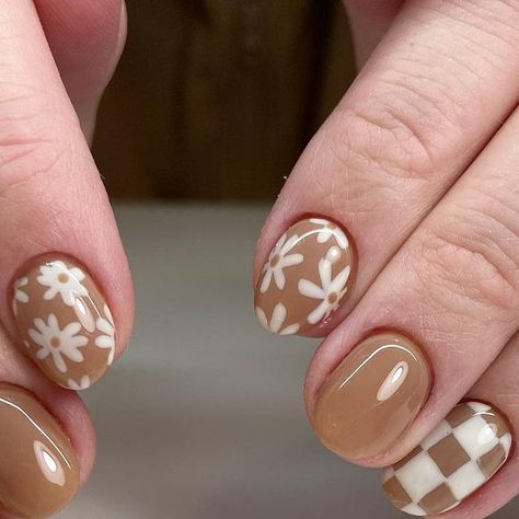 Luminary Nails Design Neutral, Short Nails For Wedding, Tan Floral Nails, Fall Nails No Acrylic, Sage Green And Orange Nails, Checkered Flower Nails, Green Floral Nail Designs, Floral Accent Nails, Tan And White Nails Design