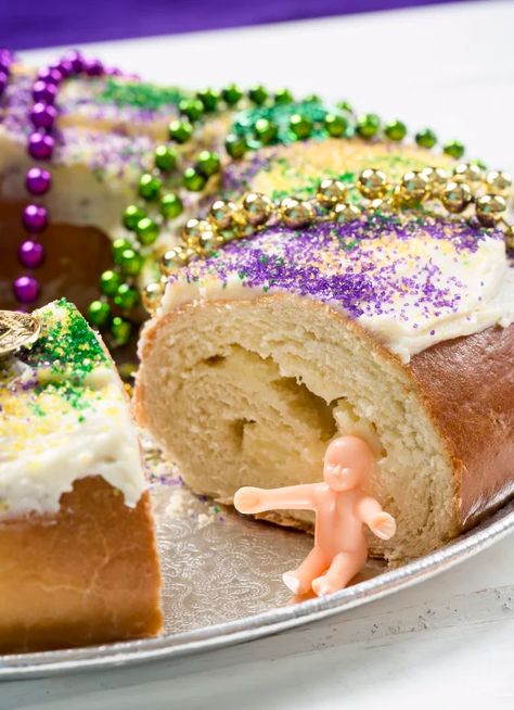 What is King Cake? Meaning behind this Mardi Gras Tradition Explained King Cake Tradition, Mardi Gras Party Food, Mardi Gras Cocktails, Kings Cake, Mardi Gras Cake, Red Birthday Cake, King Cake Recipe, King Cake Baby, Red Birthday Cakes