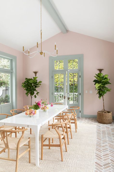 6 Pretty Pink Rooms Round Up – Interior Inspiration Pink Dining Rooms, De Gournay Wallpaper, Double Island Kitchen, Pink Rooms, Big Closets, Room Screen, Big Bathrooms, Pink Room, Pink Walls