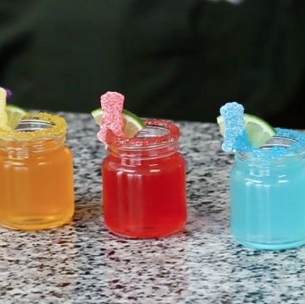 Candy cocktail shooters do not get tastier than these Sour Patch Shots, trust us. These wild tequila shooters mix up sweet and sour, Green Apple Soda, blueberry lemonde, Hawaiian Punch, and a bunch of other amazing ingredients, and are perfect as little sugary shots to enjoy with your friends at your next party. Tequila Shooters, Sour Patch Candy, Apple Soda, Tap Truck, Candy Shots, Shooter Recipes, Lime Slice, Jelly Shots, Candy Cocktails