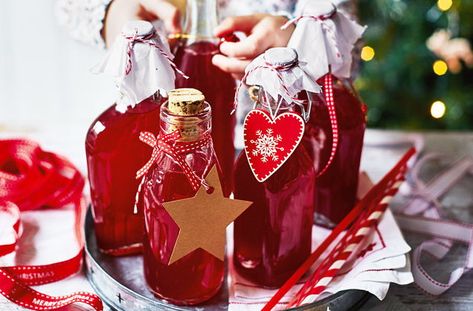 Cranberry lemonade cordial recipe Christmas Vodka, Cranberry Lemonade, Vodka Orange, Flavoured Vodka, Cordial Recipe, Homemade Alcohol, Orange Vodka, Cranberry Vodka, Tesco Real Food