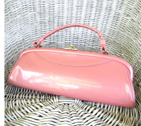 Vintage 1950's pink purse 1950s Purse, Classy Purses, Vintage Fashion 1950s, Retro Purse, Retro Bags, Fur Coat Vintage, Ladies Bag, Beautiful Handbags, Vintage Fur