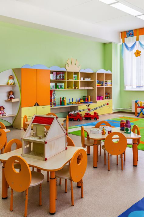 The design of the kindergarten classroom has a significant impact in influencing the children’s interest to grow in a better environment. Apart from the safety factor, we also need to be aware of what kind of kindergarten design can sparking the interest of children to learn and focus during the class, and it is not just simply putting furniture in an empty classroom. Kindergarten Classroom Design, Daycare Room Design, Holiday Classroom Decorations, School Library Design, Kindergarten Interior, Preschool Furniture, Kindergarten Decorations, Preschool Designs, Classroom Interior