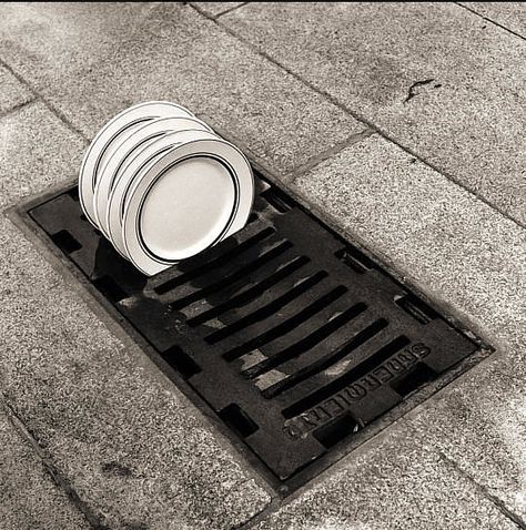 Dishes, street drain, grate Surreal Scenes, Foto Tips, Surrealism Photography, Conceptual Photography, Visual Poetry, Foto Art, Street Art Graffiti, Land Art, King Kong