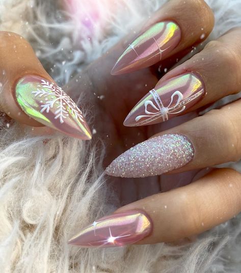 Polubienia39.8 tyskomentarze1,349(@melissataniina Instagramie„Nuove unghiette NataloseeeEro super indecisa sul colore e alla fine TADANNNNLE AMOvoi…” Almond Celestial Nails, Light Color Christmas Nails, Cute Simple Christmas Nail Designs, Winter Nail Designs Glitter, Christmas Nails 2024 Trends Red, Christmas Nail Designs Red And Gold, Blue Festive Nails, Christmas/new Year Nail Designs, Christmas Nails Stiletto Glitter