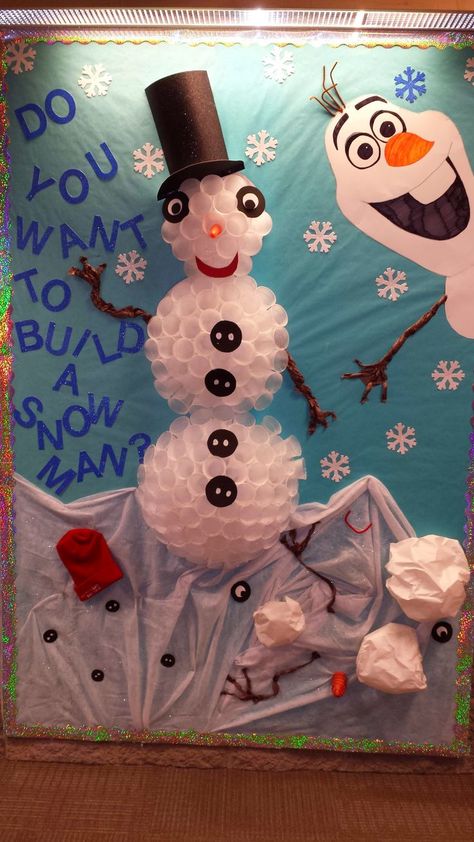 Classroom Layout Ideas Elementary, 3d Bulletin Boards, Christmas Door Decorating Ideas, Classroom Layout Ideas, Dorm Door Decorations, Winter Bulletin Board, Dorm Door, Christmas Door Decorating, Door Decorating Ideas